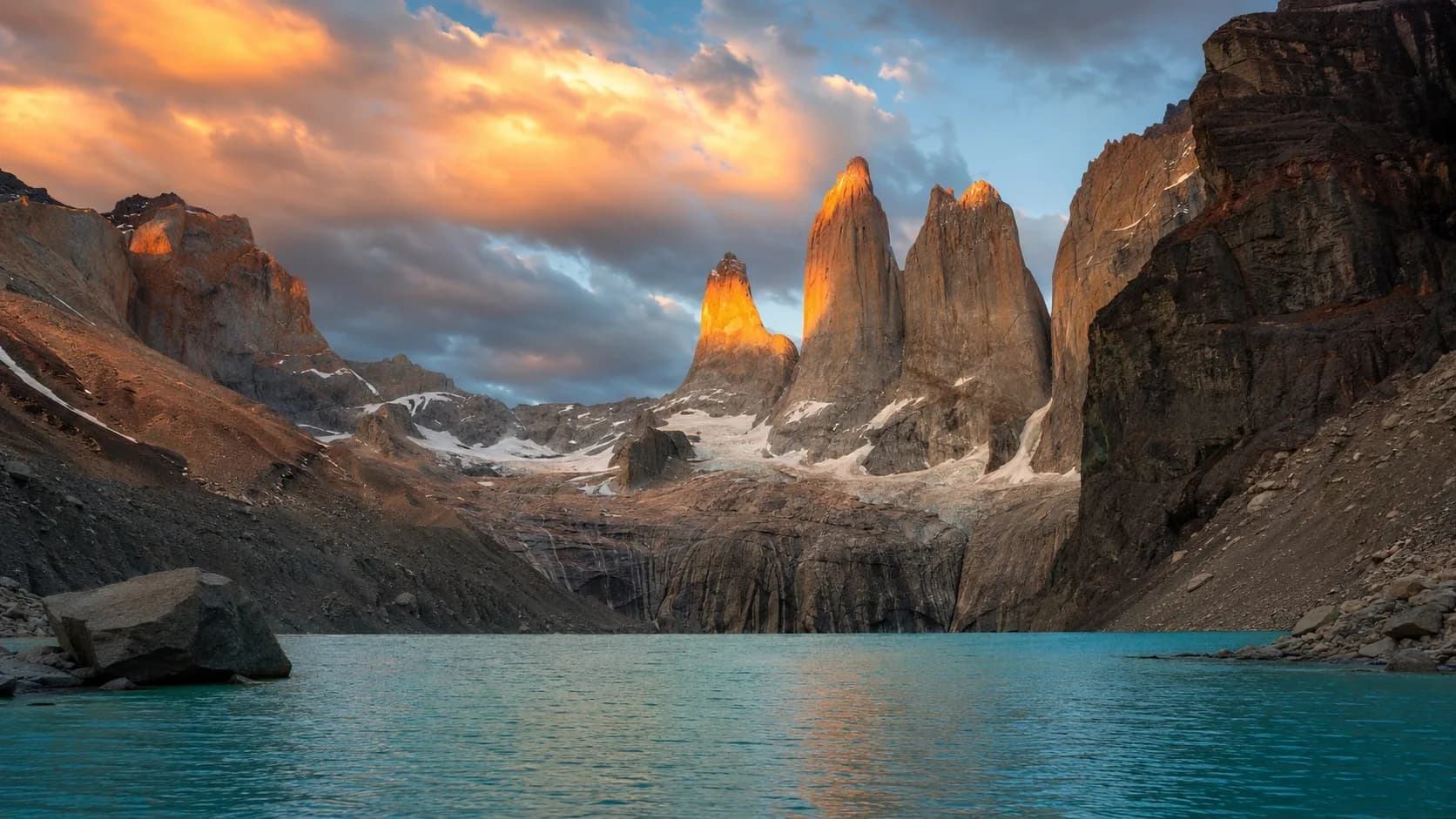 Amanecer sobre las Torres del Paine, Patagonia chilena